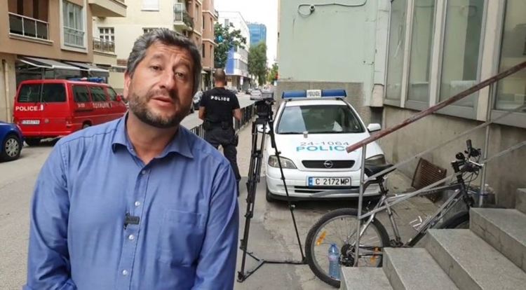 Прокуратурата се сезира за червено петно върху Съдебната палата, викнаха Христо Иванов на разпит