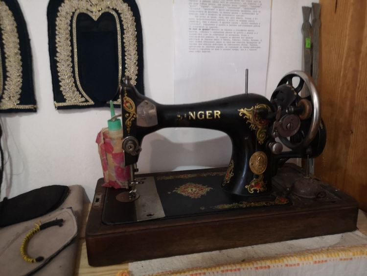 Шевна машина на 100 години, на нея са създадени стотици уникални везани терлици, с които местите майсторки се гордеят като традиция