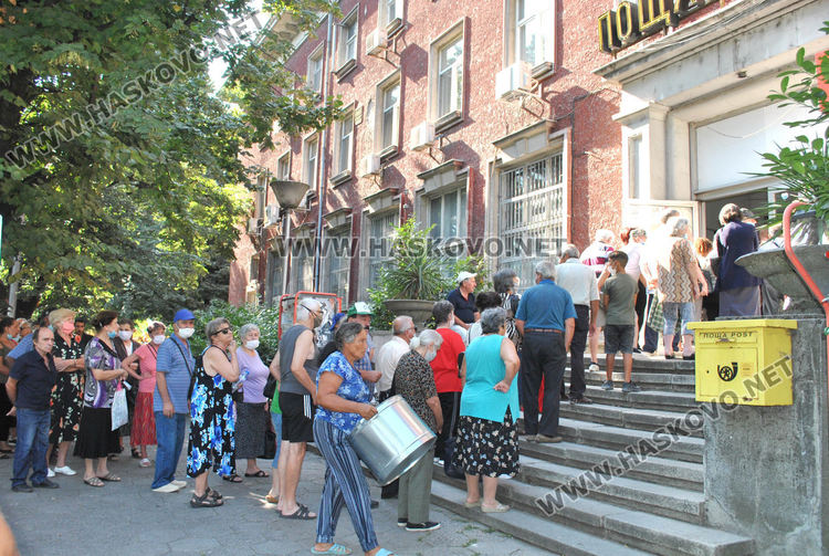 Опашка пред пощата в Хасково в първия ден за изплащане на пенсии