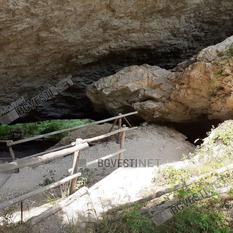 Уникалната екопътека към крепостта "Калето" над Кошница, любима за туристи, но се руши