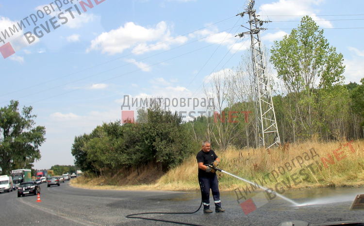 Фолксваген изхвърча от пътя на околовръстното на Димитровград, блъснат от Мерцедес