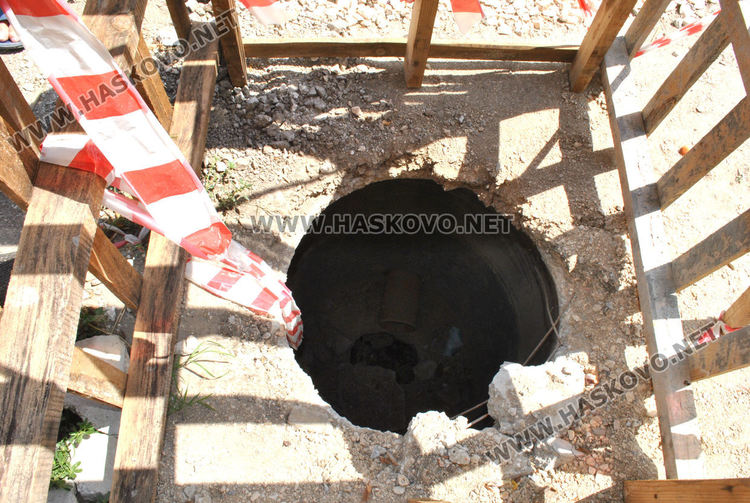 Кола е блокирана в гараж заради шахта и строителство към обект в „Болярово“