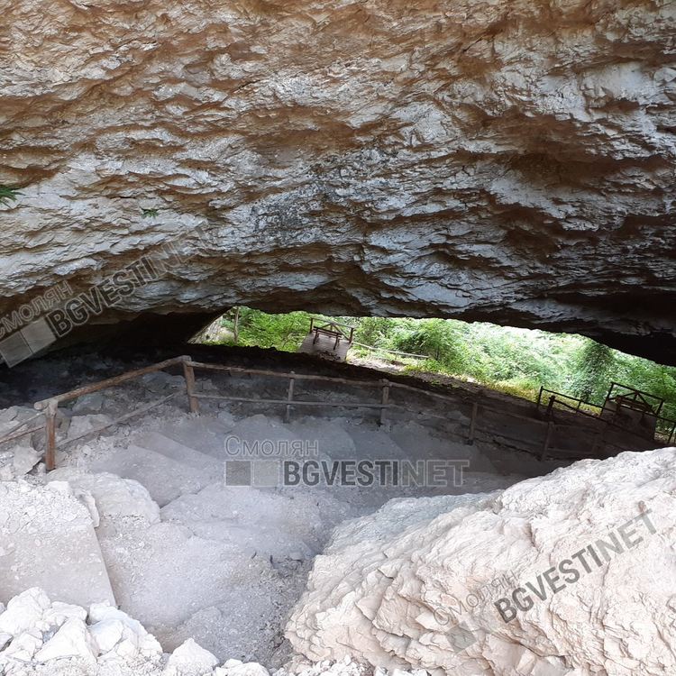 Уникалната екопътека към крепостта "Калето" над Кошница, любима за туристи, но се руши