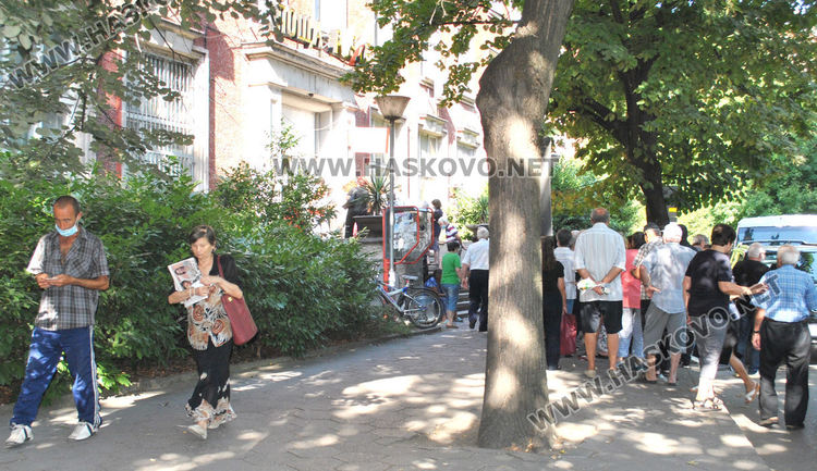 Опашка пред пощата в Хасково в първия ден за изплащане на пенсии