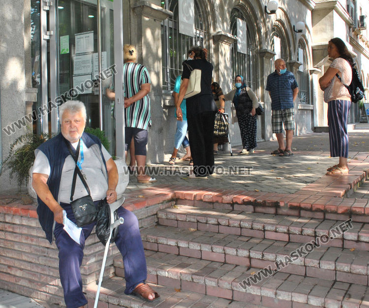 Опашка пред пощата в Хасково в първия ден за изплащане на пенсии