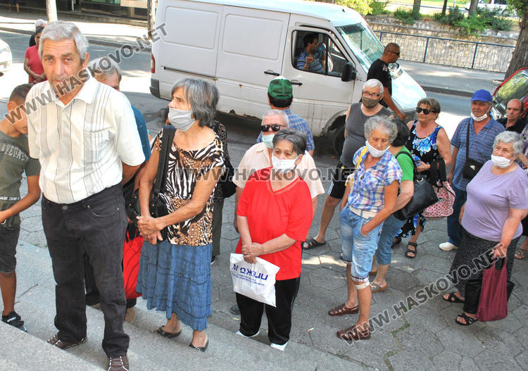 Опашка пред пощата в Хасково в първия ден за изплащане на пенсии