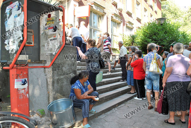 Опашка пред пощата в Хасково в първия ден за изплащане на пенсии