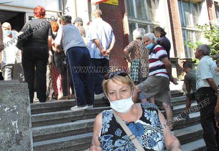 Опашка пред пощата в Хасково в първия ден за изплащане на пенсии