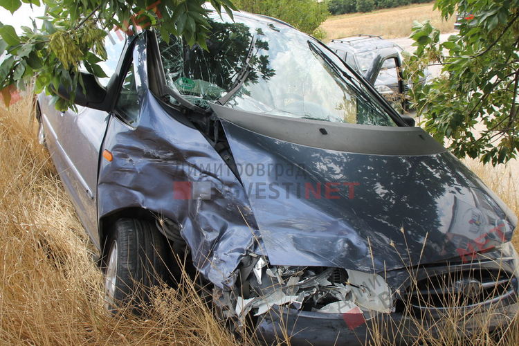 Фолксваген изхвърча от пътя на околовръстното на Димитровград, блъснат от Мерцедес