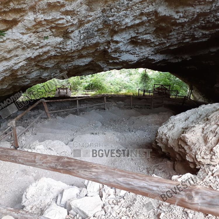 Късноантичната и средновековна крепост при с. Кошница е разположена върху конусовиден връх от мраморизиран варовик (1006 м), който в направление север-юг е пробит от проходна пещера. Тя също представлява византийски кастел през първия си период на съществуване и има военно-тактическите задачи на Смолянската крепост, с която се намират по трасето на Централния трансродопски път през Средните Родопи.