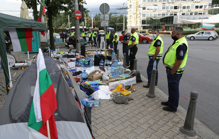 Спецакции в цялата страна, полицията вдигна палатковите лагери от кръстовищата