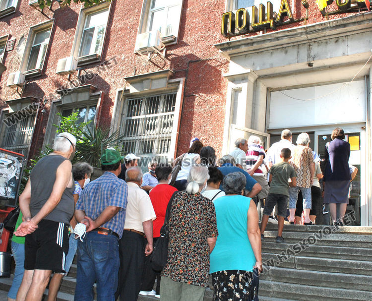 Опашка пред пощата в Хасково в първия ден за изплащане на пенсии