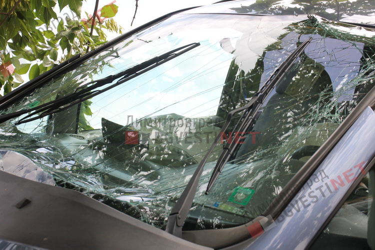 Фолксваген изхвърча от пътя на околовръстното на Димитровград, блъснат от Мерцедес