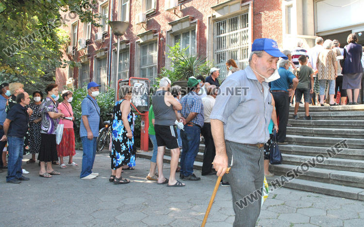 Опашка пред пощата в Хасково в първия ден за изплащане на пенсии