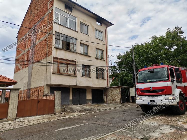 Изгоря покрива на 3-етажна къща в Хасково