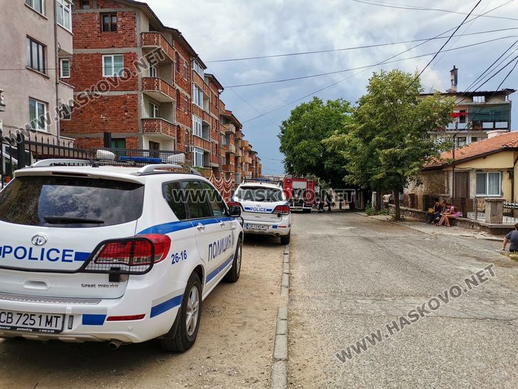 Изгоря покрива на 3-етажна къща в Хасково