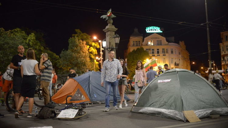 Премахването на гражданските блокади нарушава свободата на събранията