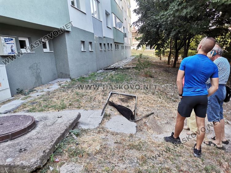 Пожар избухна в апартамент в "Бадема" (видео) 