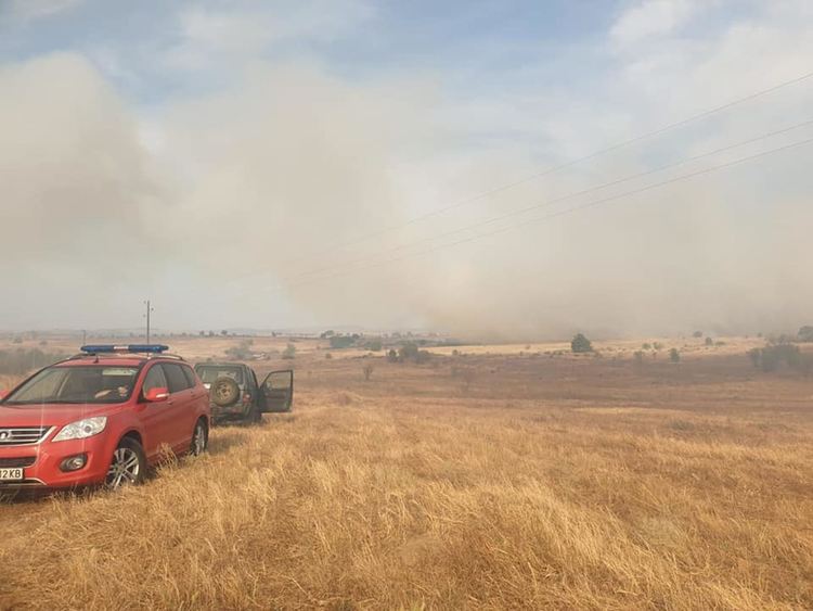 Спасиха от огъня село Присадец, но пожарът продължава да вилнее