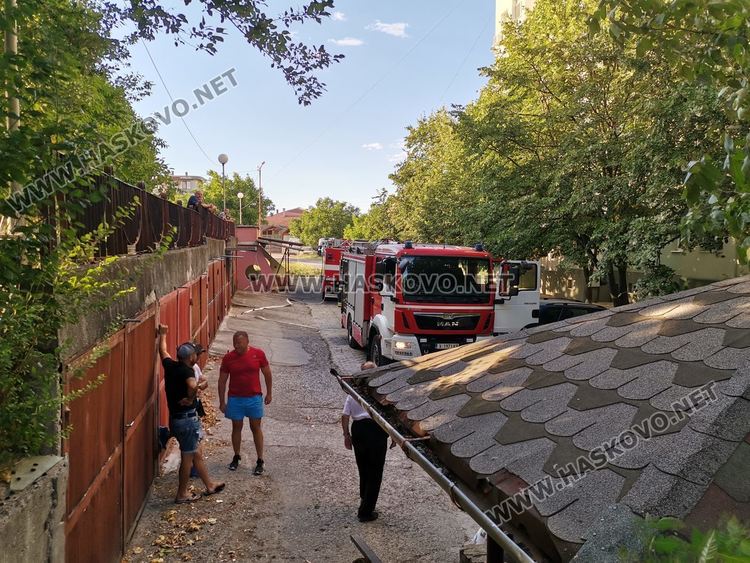 Пожар избухна в апартамент в "Бадема" (видео) 