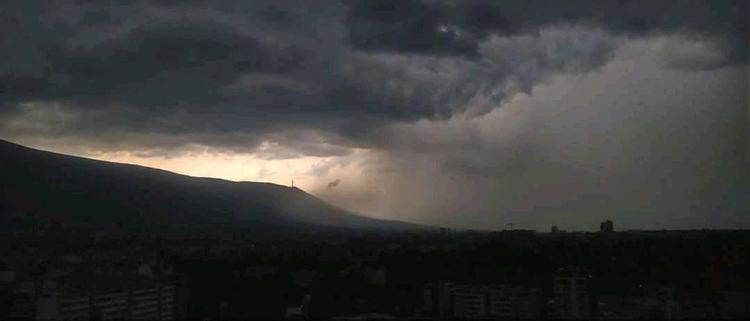  Гръмотевична буря с градушка и силен вятър удари София (видео)