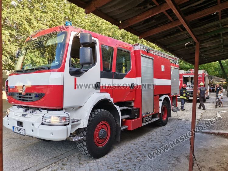 Пожар избухна в апартамент в "Бадема" (видео) 