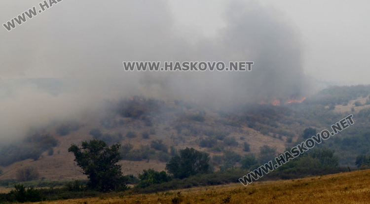 Пожарът край Присадец продължава да гори, обхвана над 50 000 дка