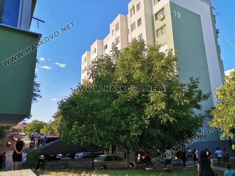 Пожар избухна в апартамент в "Бадема" (видео) 