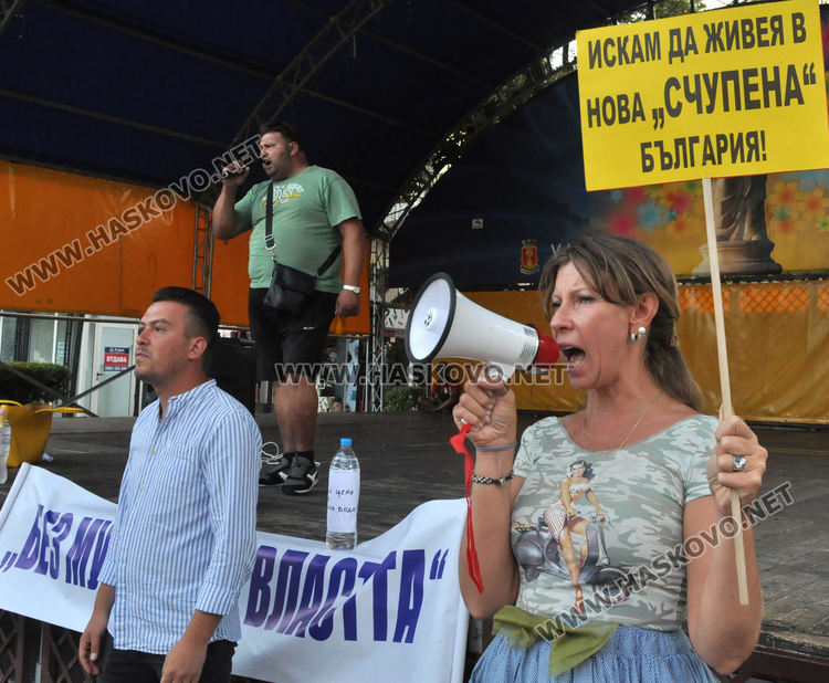 Протестиращите в Хасково поставиха камъни и вода пред Областна администрация