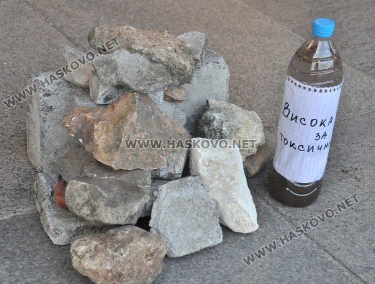 Протестиращите в Хасково поставиха камъни и вода пред Областна администрация