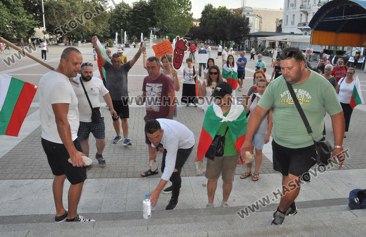 Протестиращите в Хасково поставиха камъни и вода пред Областна администрация