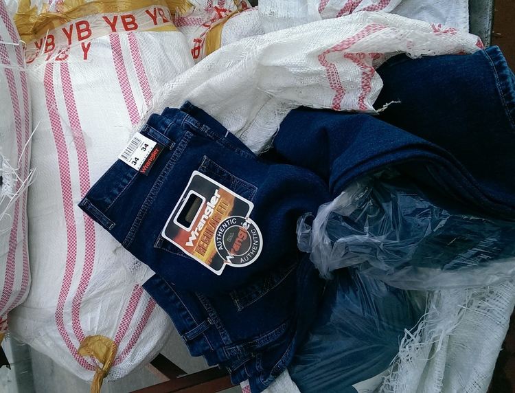 Задържаха 3000 панталона и 1000 парфюма на границата 