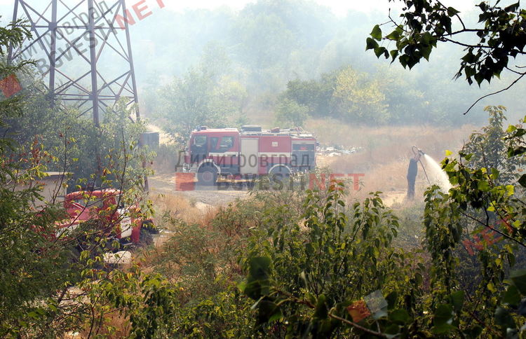 Пожар избухна в Димитровград, на метри от постройки и жилищен квартал