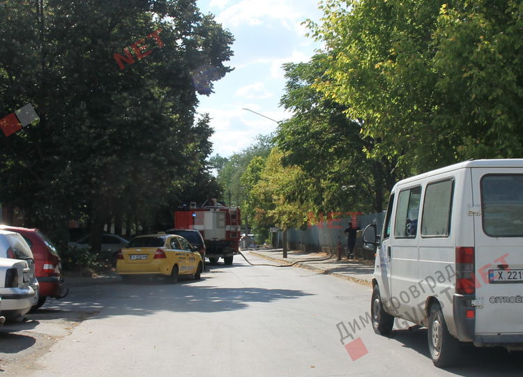 Пожар избухна в Димитровград, на метри от постройки и жилищен квартал