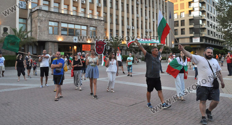 Протестиращите в Хасково поставиха камъни и вода пред Областна администрация