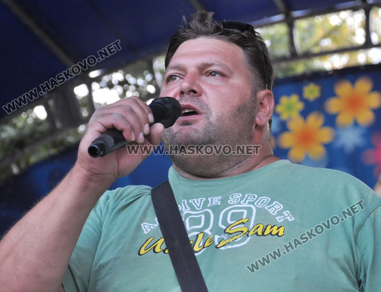 Протестиращите в Хасково поставиха камъни и вода пред Областна администрация