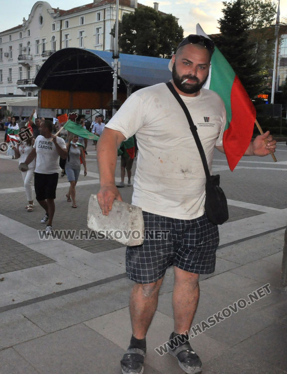 Протестиращите в Хасково поставиха камъни и вода пред Областна администрация