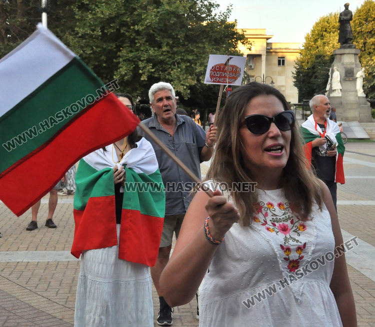 Протестиращите в Хасково поставиха камъни и вода пред Областна администрация