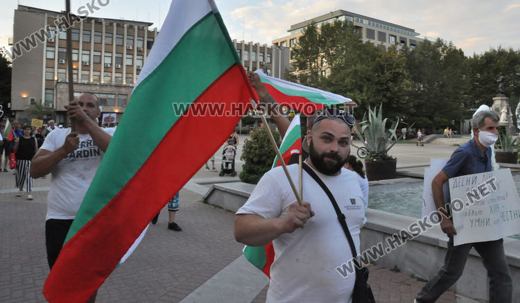 Протестиращите в Хасково поставиха камъни и вода пред Областна администрация
