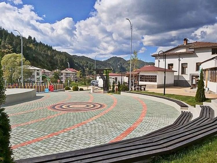  Благотворително лятно кино със забавления организираха младежи от Чепинци, средствата са за животоспасяваща операция