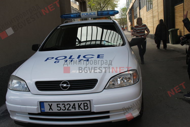 Трима непълнолетни откраднаха сладолед, велосипед и автомобил, с който катастрофираха