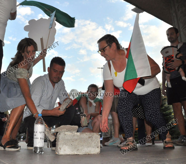 Протестиращите в Хасково поставиха камъни и вода пред Областна администрация