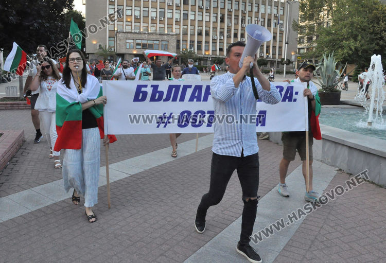 Протестиращите в Хасково поставиха камъни и вода пред Областна администрация