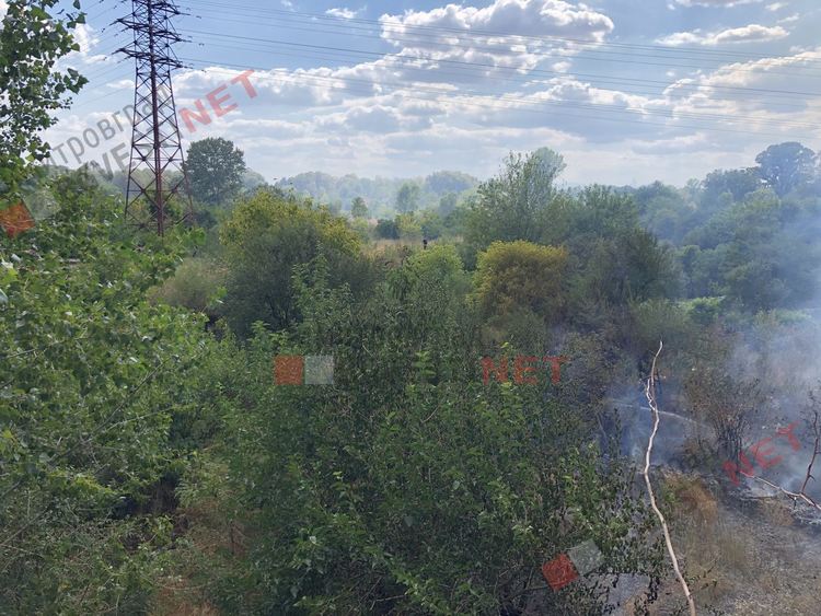 Пожар избухна в Димитровград, на метри от постройки и жилищен квартал