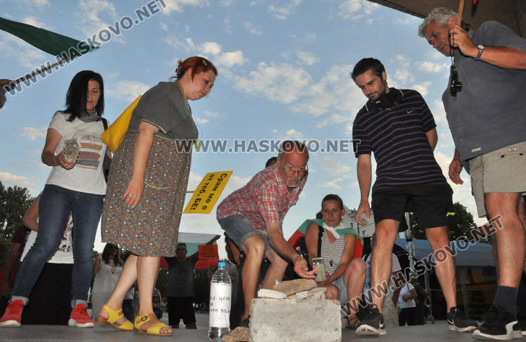 Протестиращите в Хасково поставиха камъни и вода пред Областна администрация