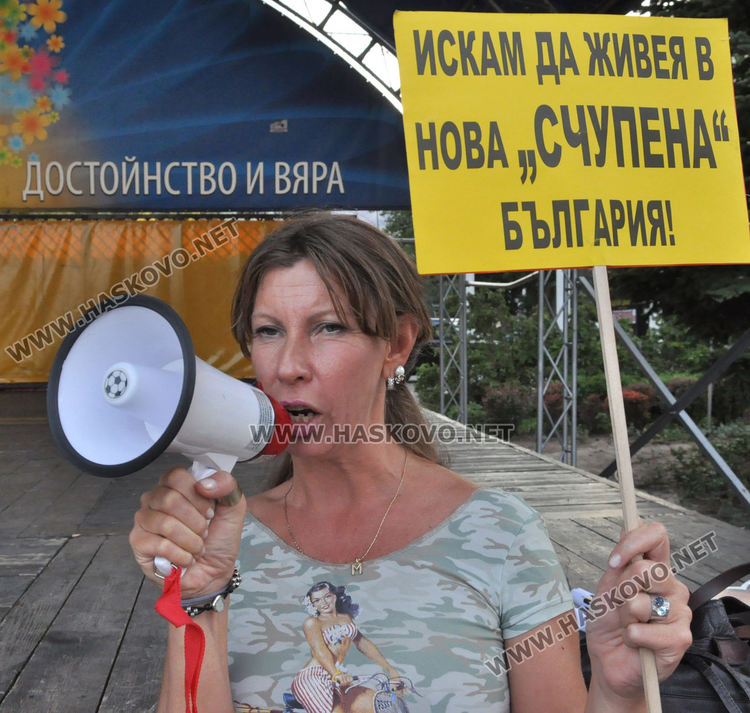 Протестиращите в Хасково поставиха камъни и вода пред Областна администрация