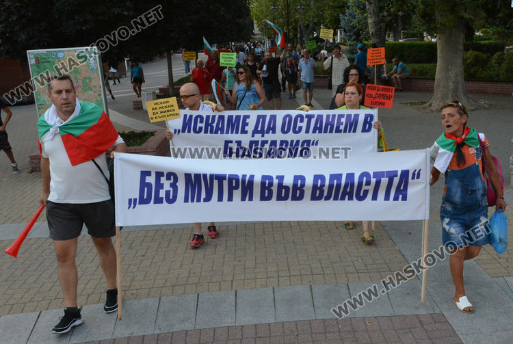 Струпаха банани пред община Хасково, организират автошествие