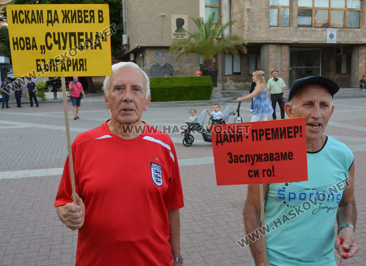 Струпаха банани пред община Хасково, организират автошествие