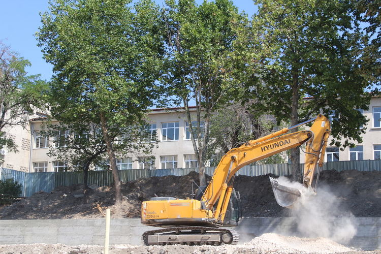 Ремонтират спортните игрища на СУ „Св. Паисий Хилендарски“ за близо 200 000 лева