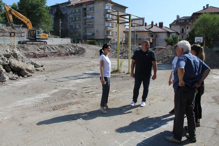 Ремонтират спортните игрища на СУ „Св. Паисий Хилендарски“ за близо 200 000 лева